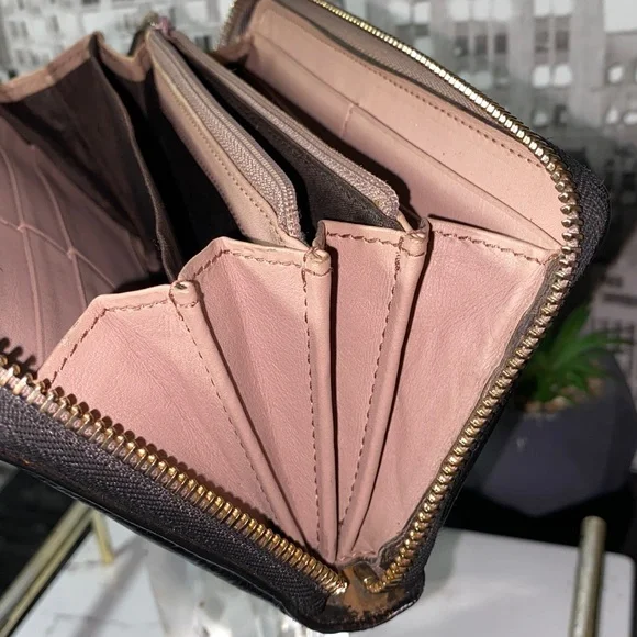 Authentic GUCCI SOHO Interlocking G Patent Leather Zippy Wallet - Picture 17 of 17